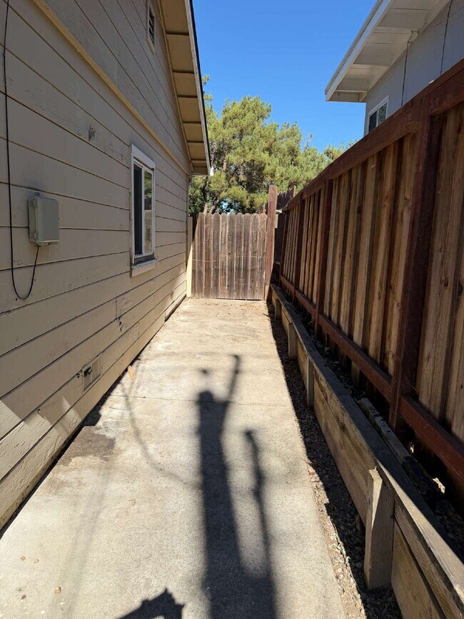 Building Photo - Charming 3-Bedroom Martinez Home with Cozy Fireplace & Spacious Living!