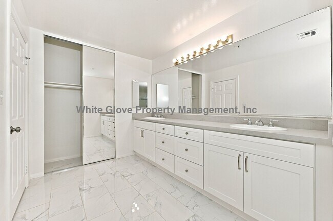 Building Photo - 3947 Carpenter Ave