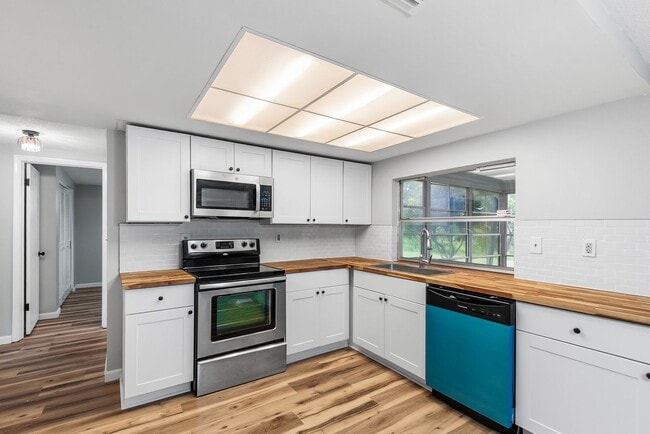 Building Photo - 7913 Raintree Dr