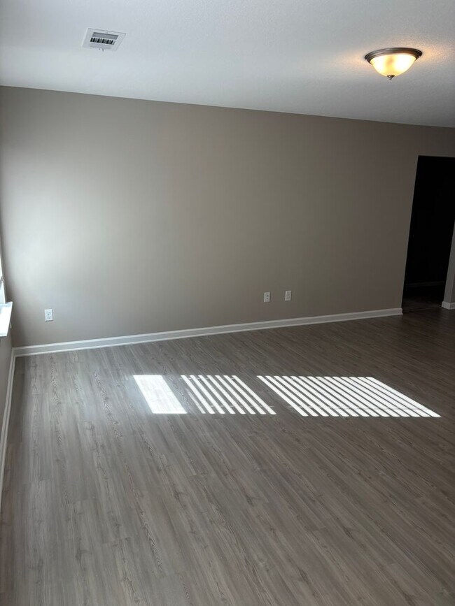 Building Photo - Beautiful home located in a culdesac.