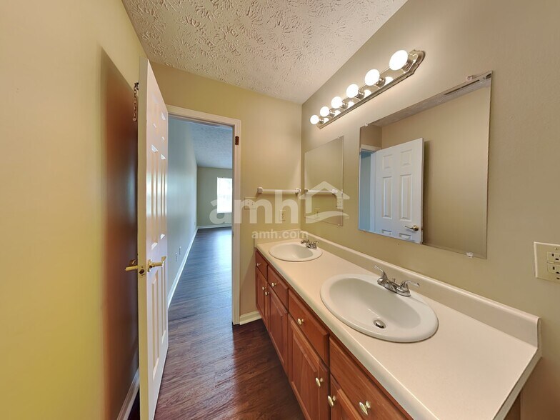 Building Photo - 10684 Summerwood Ln