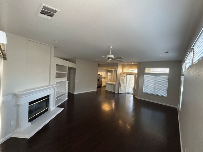 Building Photo - Spacious home in Lemoore