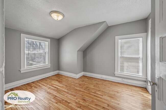 Building Photo - 3 Bedroom Home in South Minneapolis