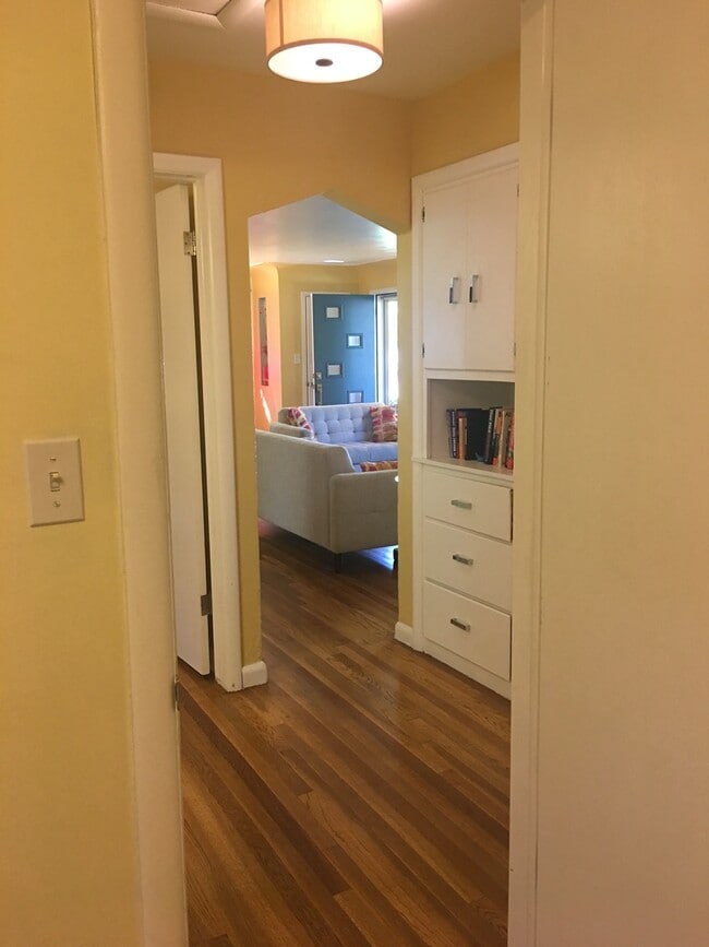 Building Photo - COMING SOON - Great Location - Close to Sw...