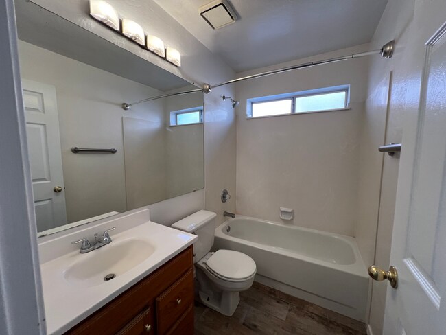 Building Photo - 910 N Swan Dr