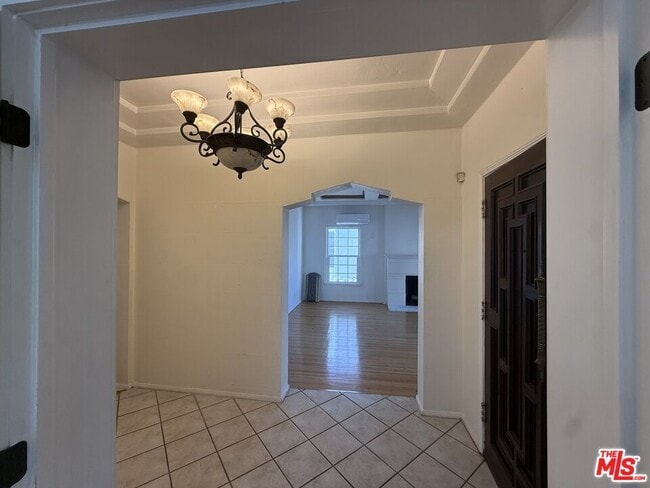 Building Photo - 211 S Arnaz Dr