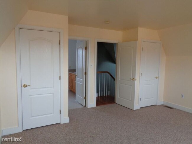 Building Photo - 2 br, 3 bath Townhome - 13 Market Plaza