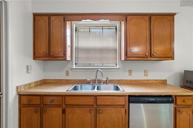 Building Photo - 5095 W Celtic Dr