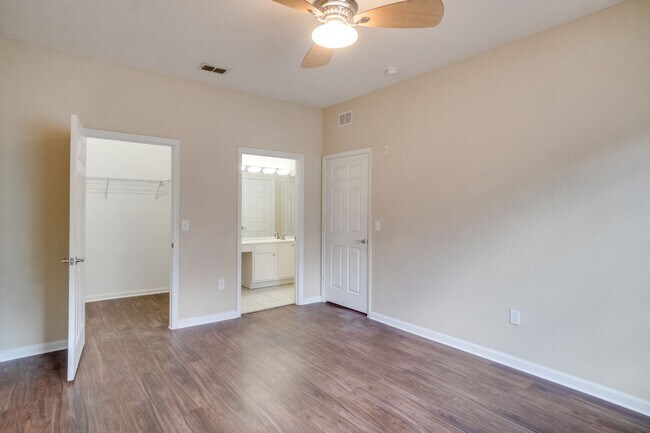 Building Photo - Cute 3/2 Condo in Horizons at Vista Lakes (Gated) with Updated Flooring and Front Parking Space