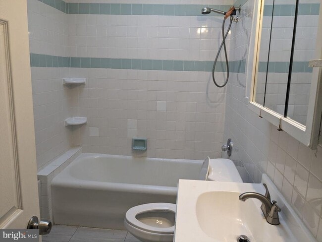 Building Photo - 7131 Louise St