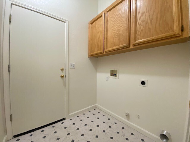 Building Photo - Charming 5 bedroom 2.5 bathroom home located in Natomas!