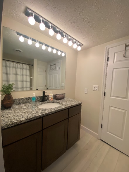 Building Photo - 1962 West Alex Bell Road