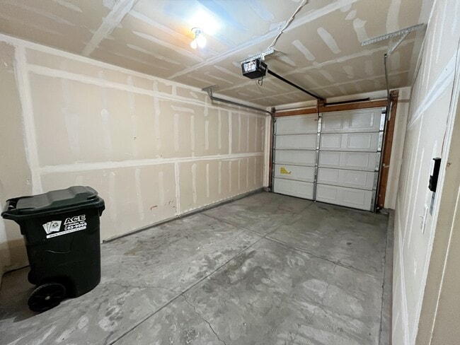 Building Photo - 5082 W Wind Rock Ln