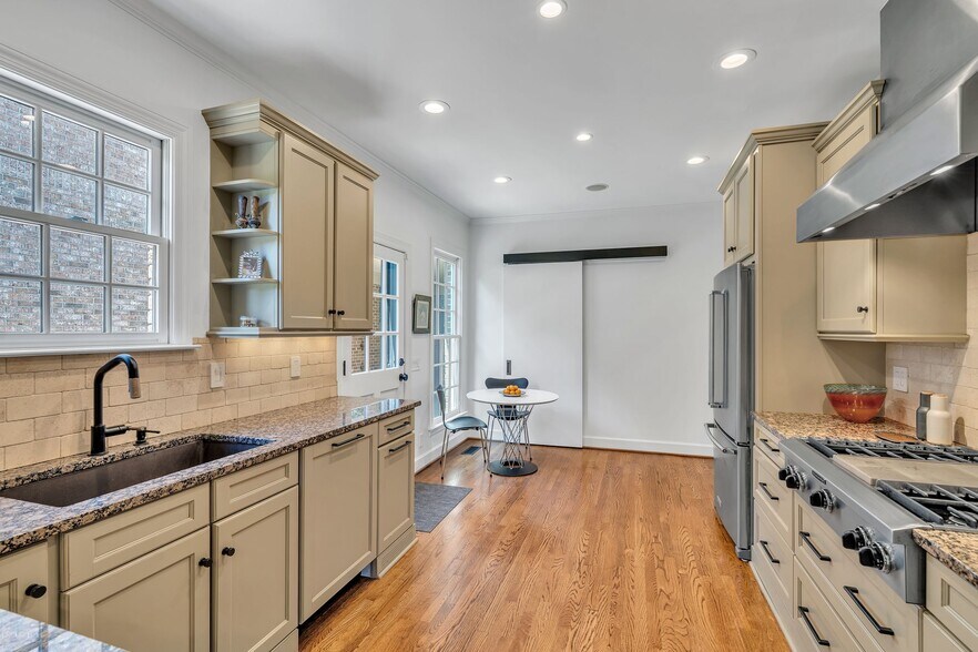 Building Photo - 204 Longwood Ct