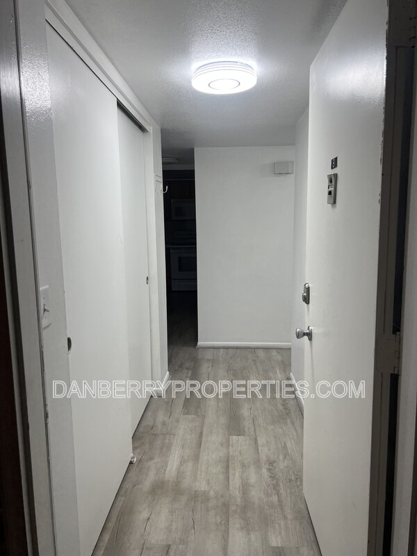 Building Photo - 3217 Glanzman Rd