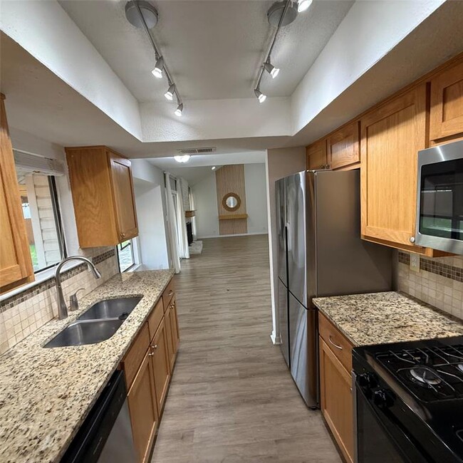 Building Photo - 1500 Wroxton Way