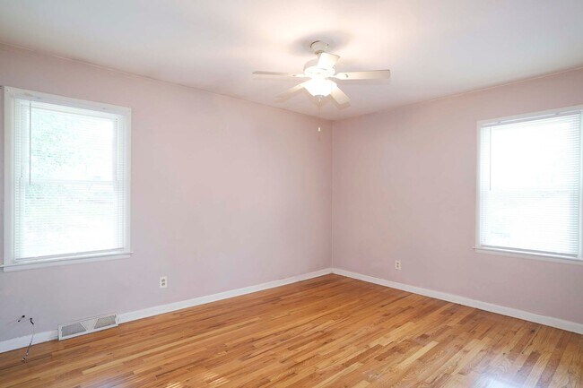 Building Photo - AVAILABLE NOW - Fully Updated 4 Bed / 2 Bath in Gladstone – Open Floor Plan + Large Fenced Yard!