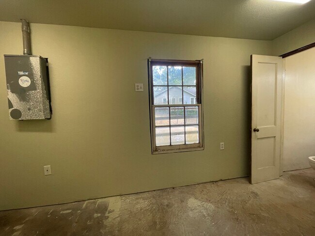 Building Photo - Southern Heights Beauty!