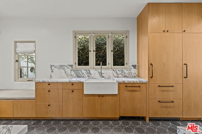 Building Photo - 6484 Ivarene Ave