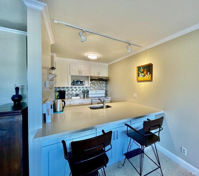 Building Photo - 370 Eden Roc Dr