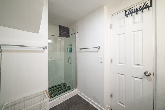 Building Photo - 1411 W Grand Ave