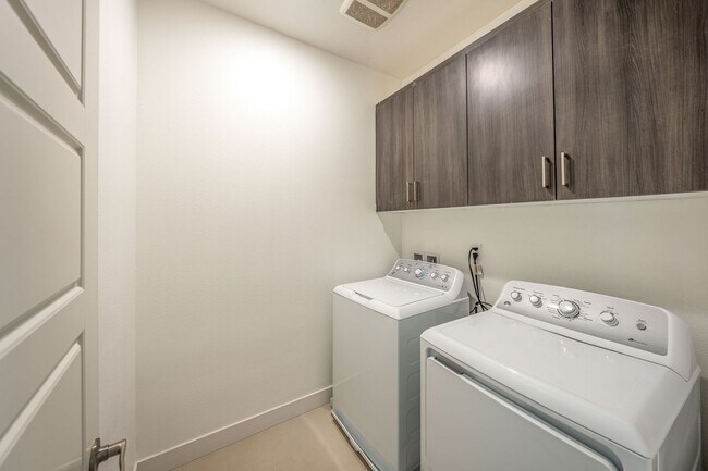 Building Photo - 216 Paramount