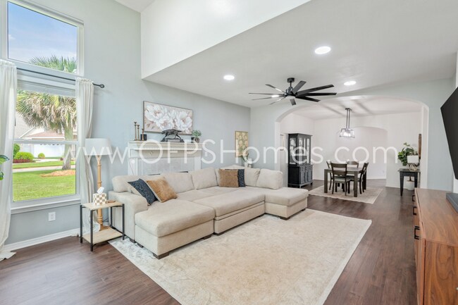 Building Photo - AVAILABLE BY JULY 15