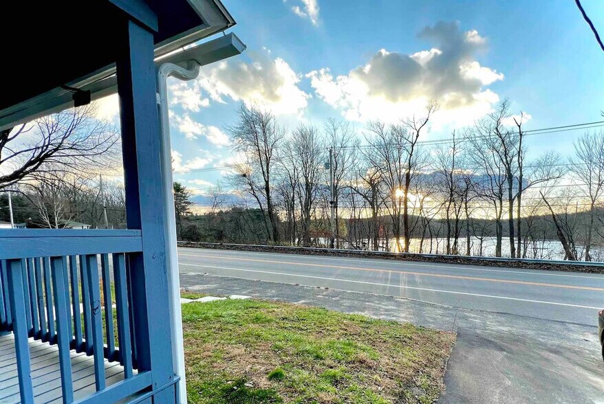 Building Photo - 1592 Main St