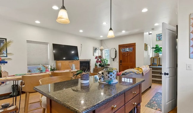 Building Photo - Bright & stylish end-unit 2 Bedroom 1.5 Ba...