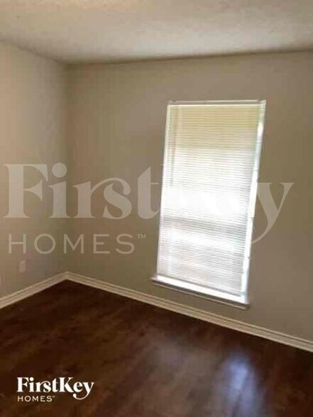 Building Photo - 818 Madrid Dr