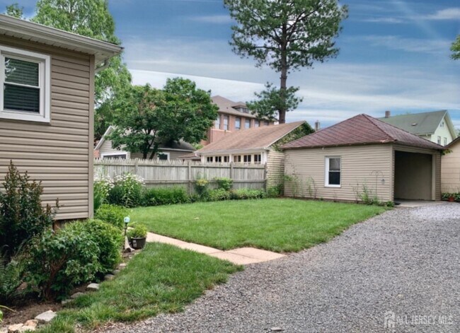Building Photo - 40 Codington Pl