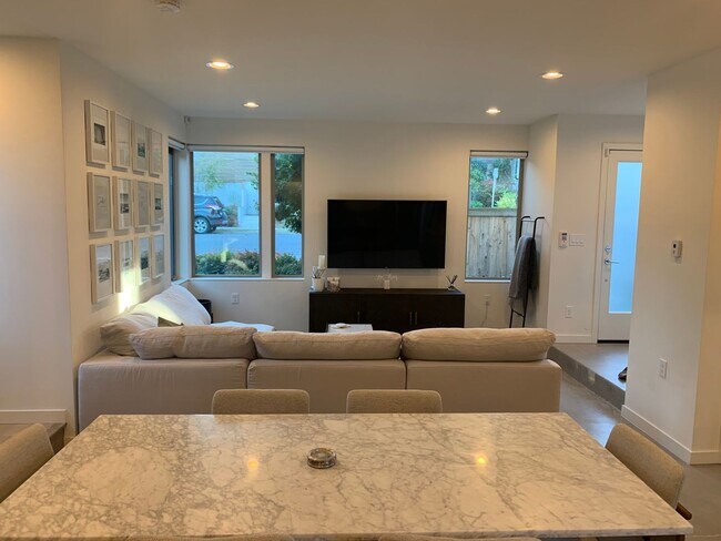 Building Photo - Capital Hill Row House ! 3 bed, 3 bath 194...