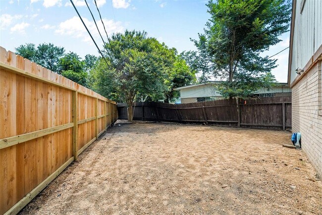 Building Photo - 3315 Crestdale Dr
