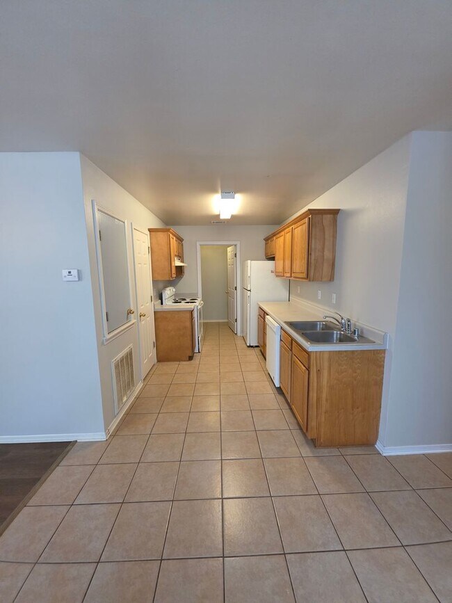Building Photo - 106 Willow Creek Dr