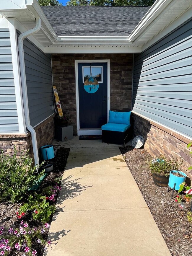 Building Photo - 3 bed 2 bath rental in Village Oaks Subdivision close proximity to Lake Monticello