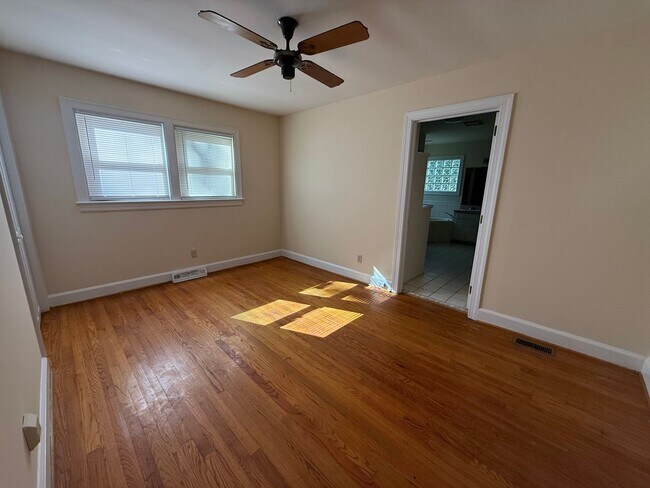 Building Photo - 1300 Dogwood Ln NW