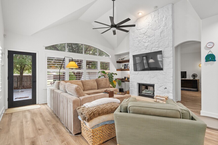 Building Photo - 13917 Fallsprings Way