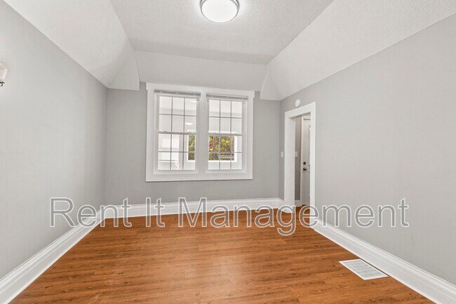 Building Photo - 3042 Cottage Grove Ave