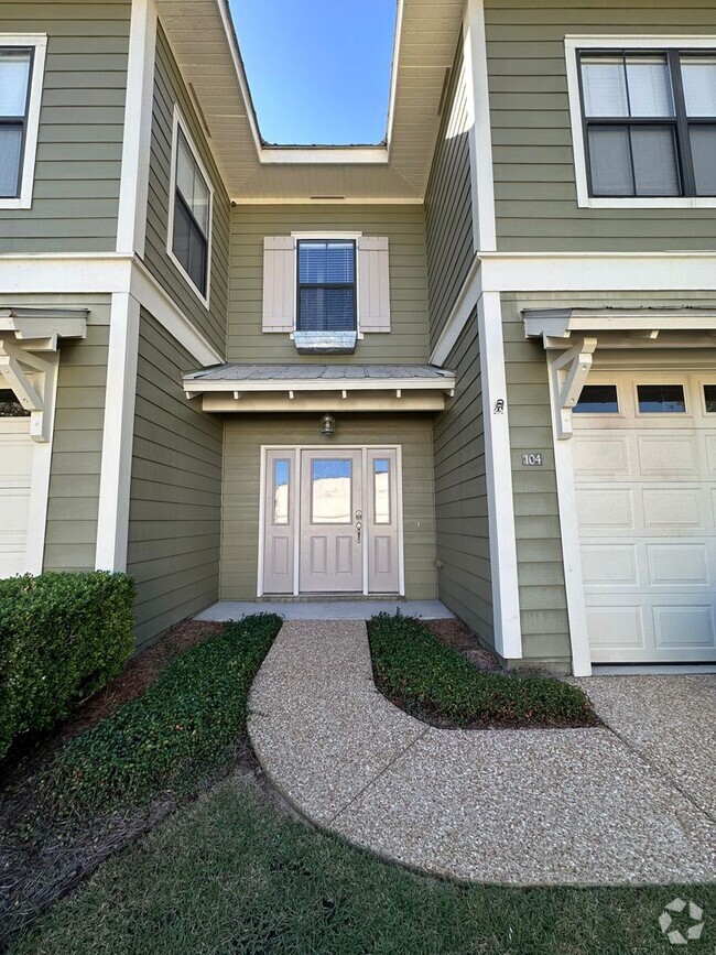 Building Photo - Charming 3 bed 2.5 bath townhouse