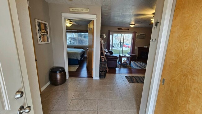 Building Photo - Condo located near the lake- Available NOW until July 31st, 2026. Available again September 1st, ...