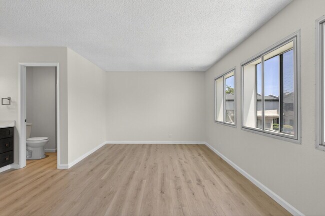 Building Photo - Spacious Condo in Santa Clara - Easy Commute!