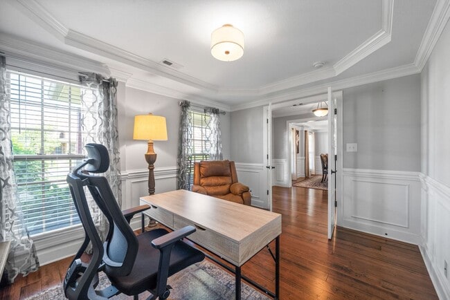 Building Photo - Beautiful Craftsman Style Home Waiting for...