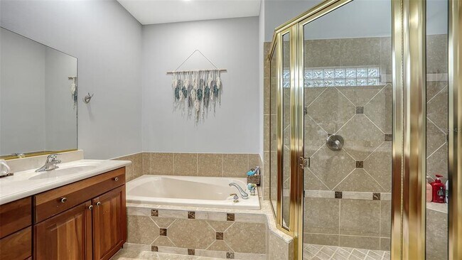 Building Photo - 9000 Willow Brook Dr