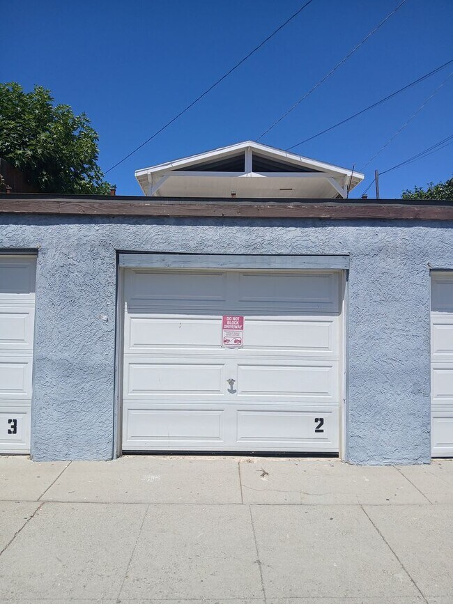 Building Photo - 560