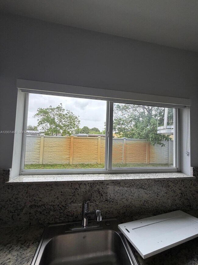 Building Photo - 381 E 50th St