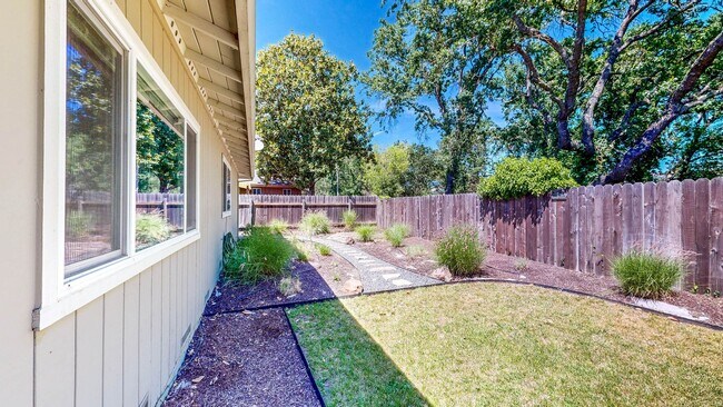 Building Photo - Rincon Valley Single Level, Landscaper Included!