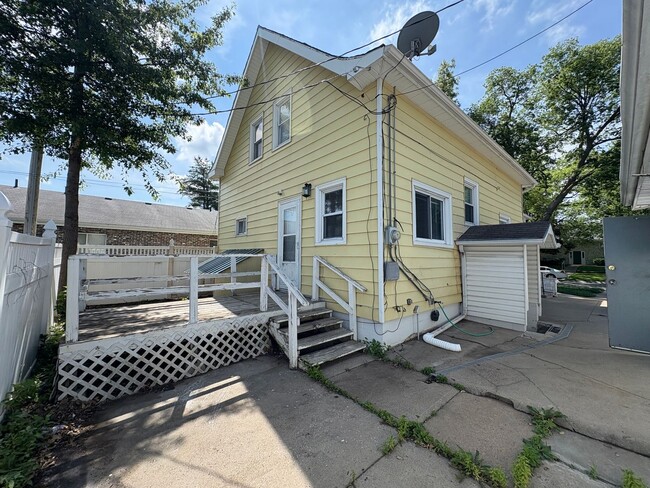 Building Photo - Home w/ Huge 2-stall Garage