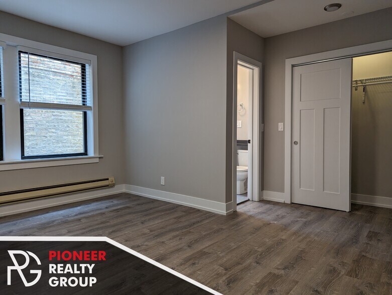 Building Photo - 4542 N Damen Ave