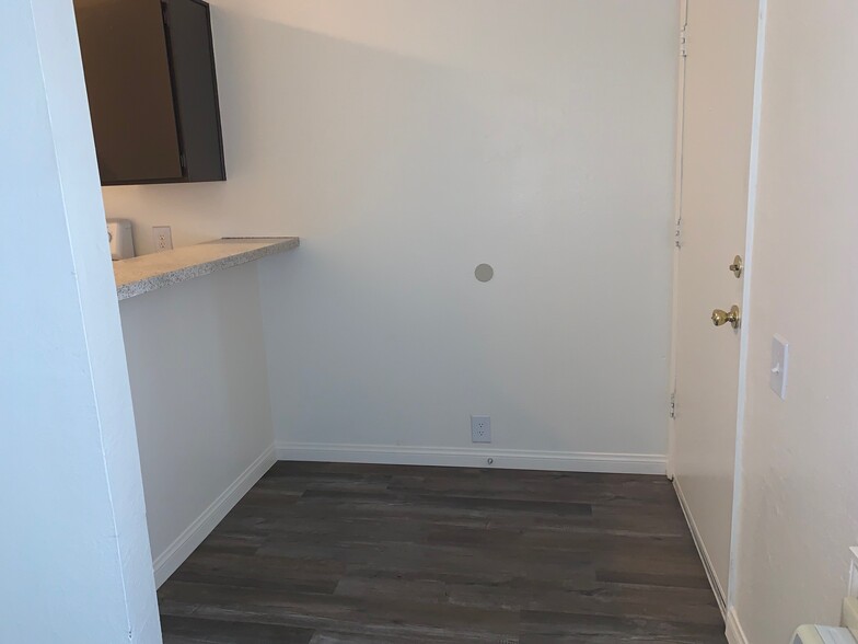 Doorway & breakfast bar - Santa Clarita Apartments