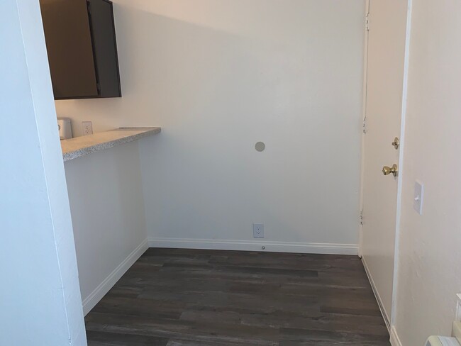 Doorway & breakfast bar - Santa Clarita Apartments